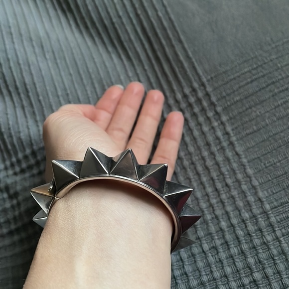 Tom Binns pyramid spike cuff in a gunmetal tone authentic bracelet so beautiful - Picture 7 of 8